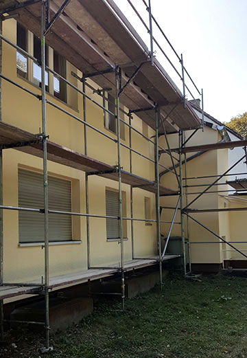 Hausfassade während der Fassadendämmung